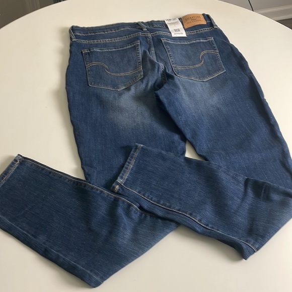 Maternity Signature Levi Strauss Maternity Jeans- Skinny- Dark Wash- Large - Picture 6 of 16